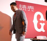 　契約更改を終え、会見場を後にする田中将（撮影・伊藤笙子）