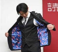 　着てきたスーツの裏地を見せる平内（撮影・伊藤笙子）