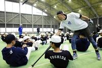　九州国際大付属高校の野球部員を指導するイチローさん（代表撮影）