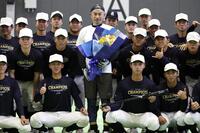 　九州国際大付属高校の野球部員と記念写真に納まるイチローさん（代表撮影）