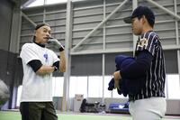 　九州国際大付属高校の野球部員から相談を受けるイチローさん（左）＝代表撮影