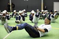 　九州国際大付属高校野球部員をトレーニングするイチローさん（代表撮影）