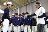 　九州国際大付属高校の野球部員を指導するイチローさん（代表撮影）