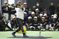 　打撃を披露するイチローさん（代表撮影）