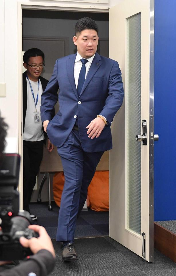 　契約更改を終え会見場に現れた筒香（撮影・開出牧）