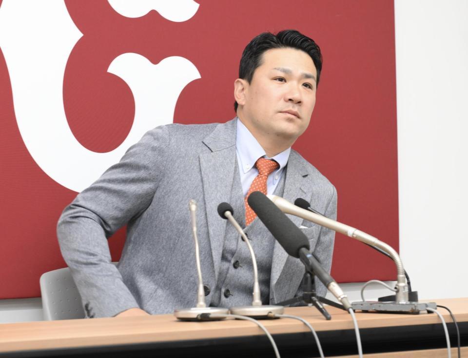 　契約更改を終え、会見場に登場した田中将（撮影・伊藤笙子）