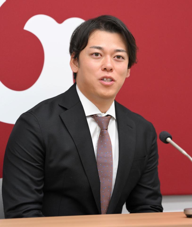 　契約更改を終え、会見場に登場した高梨（撮影・伊藤笙子）