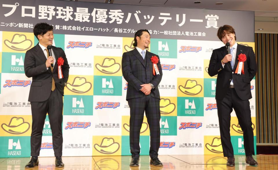 　笑顔で話す（左から）坂本、伊藤、伏見（撮影・吉澤敬太）