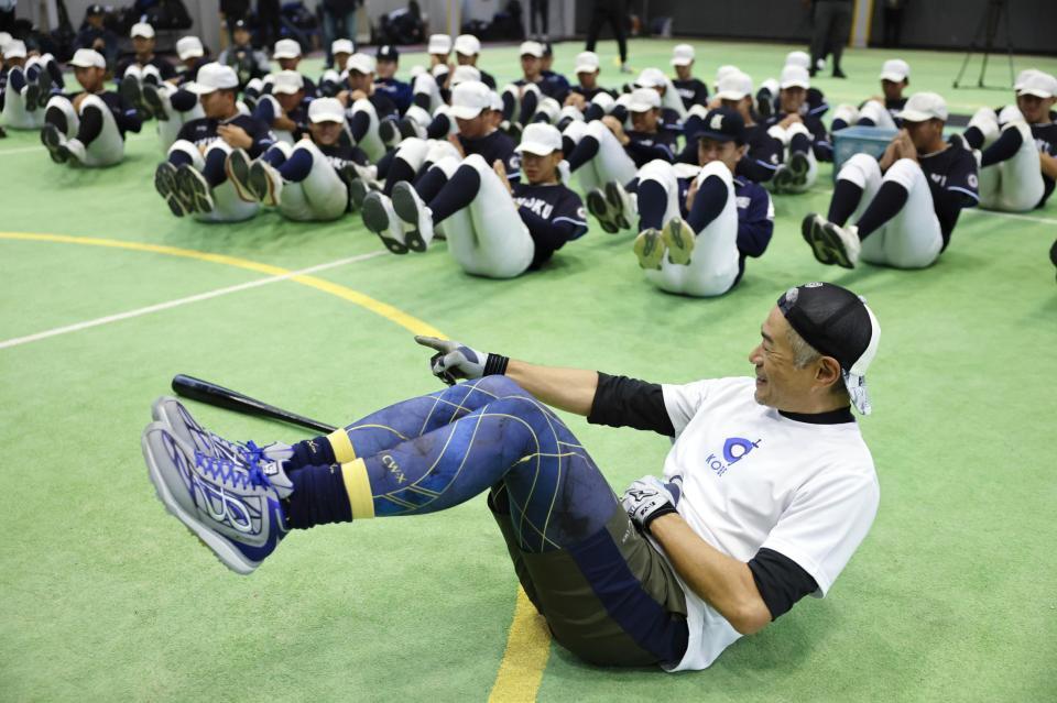　九州国際大付属高校の野球部員の筋肉トレーニングを指導するイチローさん（代表撮影）
