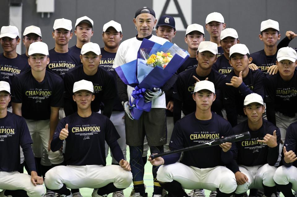 　九州国際大付属高校の野球部員と記念写真に納まるイチローさん（代表撮影）