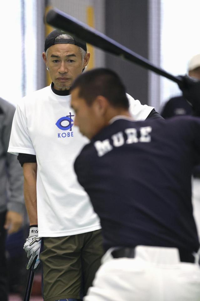 　九州国際大付属高校の野球部員のティーバッティングを見守るイチローさん（代表撮影）