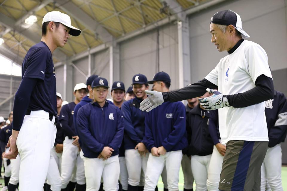 　九州国際大付属高校の野球部員を指導するイチローさん（代表撮影）