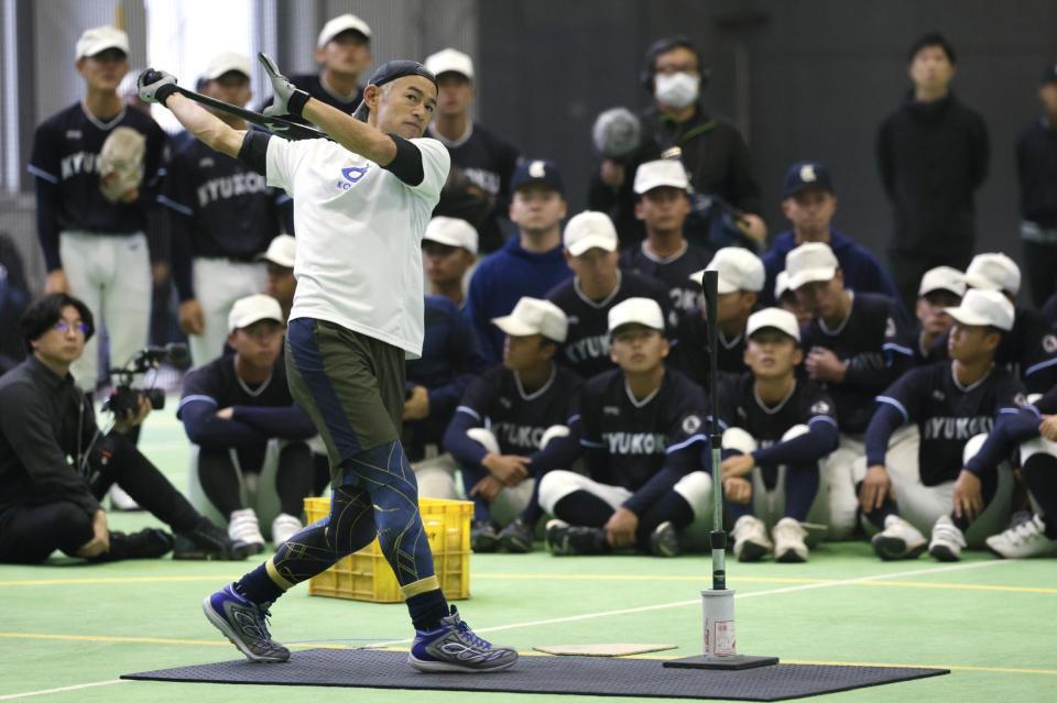 　打撃を披露するイチローさん（代表撮影）