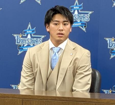 　契約更改交渉を終え、記者会見に臨む森敬