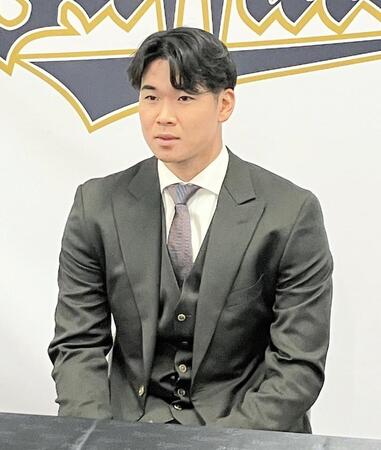 　契約更改を終えて会見する山下