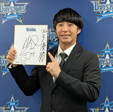 　契約更改を終え笑顔の度会