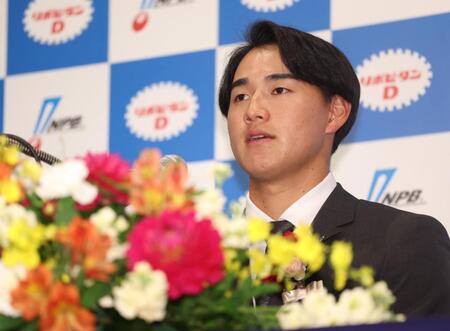 　最優秀新人賞に選ばれ、会見に臨む西川（撮影・石井剣太郎）