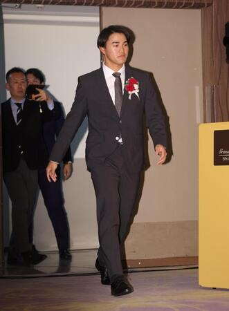 　最優秀新人賞に選ばれ、会見に臨む西川（撮影・石井剣太郎）