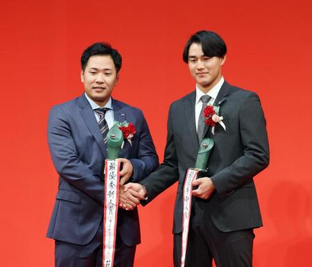 　最優秀新人賞を受賞した荘司（左）と西川