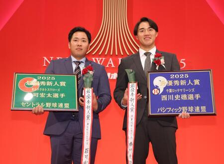 　最優秀新人賞の楯を持つ荘司（左）と西川（撮影・西岡正）