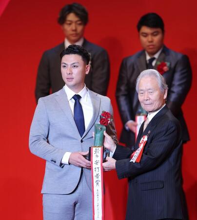 　最多安打賞を受賞した村林（撮影・西岡正）