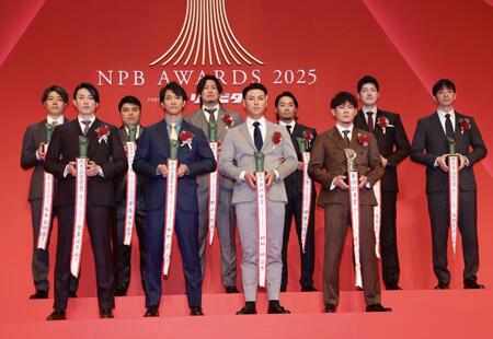 　パ・リーグ公式記録賞の表彰を受ける、前列左から最多盗塁者賞・周東、最多出塁率者賞の柳町、最多安打者賞の村林、首位打者賞の牧原、後列左から最優秀中継ぎ投手賞の松本、最多セーブ投手賞の平良、杉山、最多勝利投手賞、最多三振奪取投手賞の伊藤、最多勝利投手賞の有原、勝率第一位投手賞の大関（代表撮影）