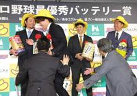 　「阪神の選手は右手に」との指示に「俺はこっち？！」とおどけ、関係者に左手に誘導される伏見（手前）と、見つめる（右から）村上、坂本、伊藤（左端）