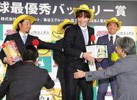 　記念撮影でおどける伏見（中央）＝撮影・吉澤敬太