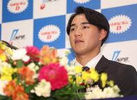 　最優秀新人賞に選ばれ、会見に臨む西川（撮影・石井剣太郎）