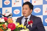 　最優秀新人賞に選ばれ、会見する荘司（撮影・石井剣太郎）