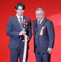 　新人王を受賞し、プレゼンターの掛布雅之氏（右）と並ぶ西川（撮影・西岡正）