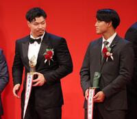 　佐藤輝（左）に声を掛けられる西川（撮影・西岡正）