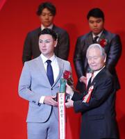 　最多安打賞を受賞した村林（撮影・西岡正）