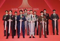 　パ・リーグ公式記録賞の表彰を受ける、前列左から最多盗塁者賞・周東、最多出塁率者賞の柳町、最多安打者賞の村林、首位打者賞の牧原、後列左から最優秀中継ぎ投手賞の松本、最多セーブ投手賞の平良、杉山、最多勝利投手賞、最多三振奪取投手賞の伊藤、最多勝利投手賞の有原、勝率第一位投手賞の大関（代表撮影）