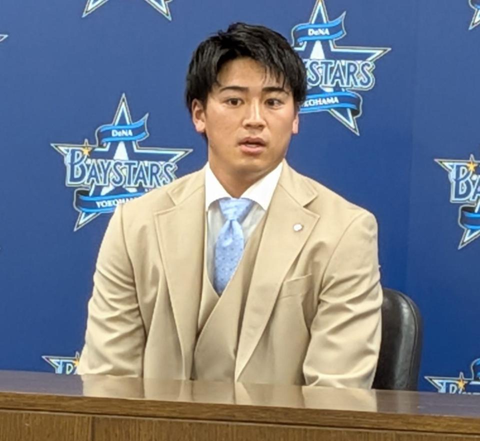 　契約更改交渉を終え、記者会見に臨む森敬