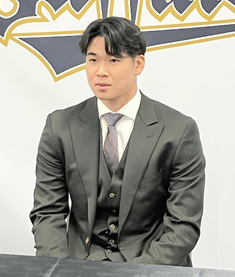 　契約更改を終えて会見する山下