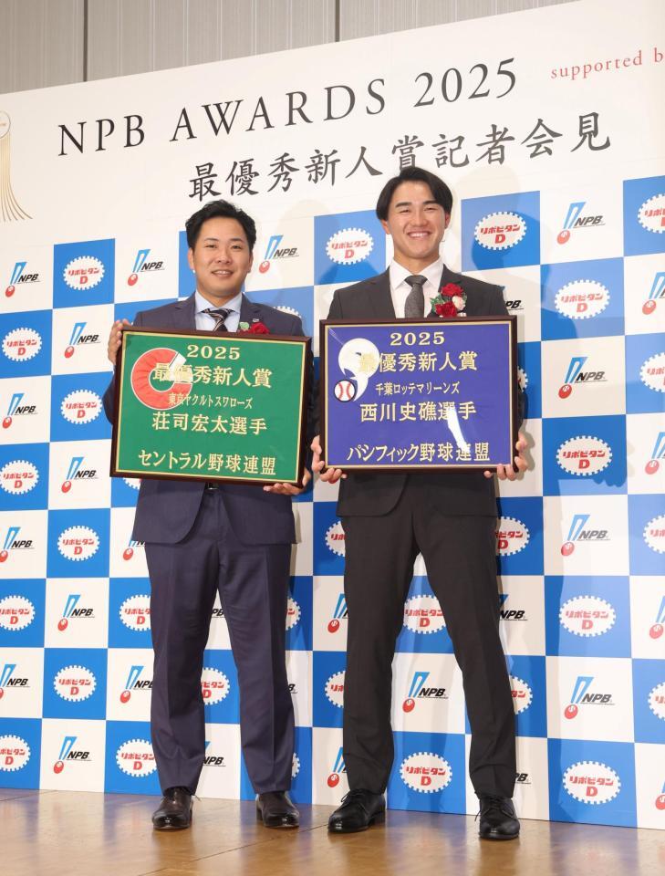　最優秀新人賞に選ばれた荘司（左）と西川（撮影・石井剣太郎）