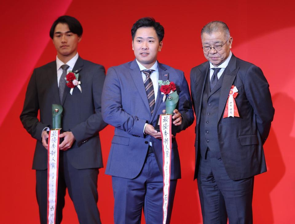 　最優秀新人賞を受賞し掛布雅之氏（右）に祝福される荘司（左は西川）＝撮影・西岡正