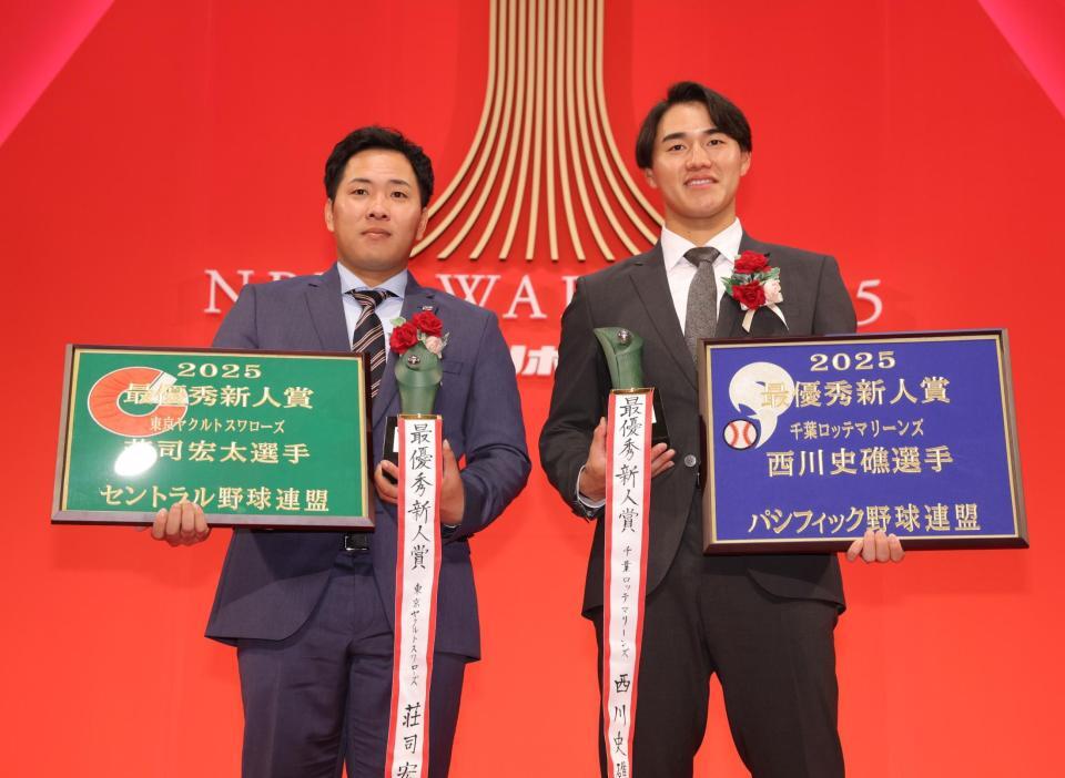 　最優秀新人賞の楯を持つ荘司（左）と西川（撮影・西岡正）