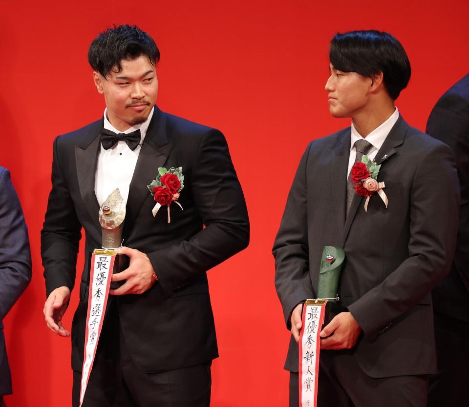 　佐藤輝（左）に声を掛けられる西川（撮影・西岡正）