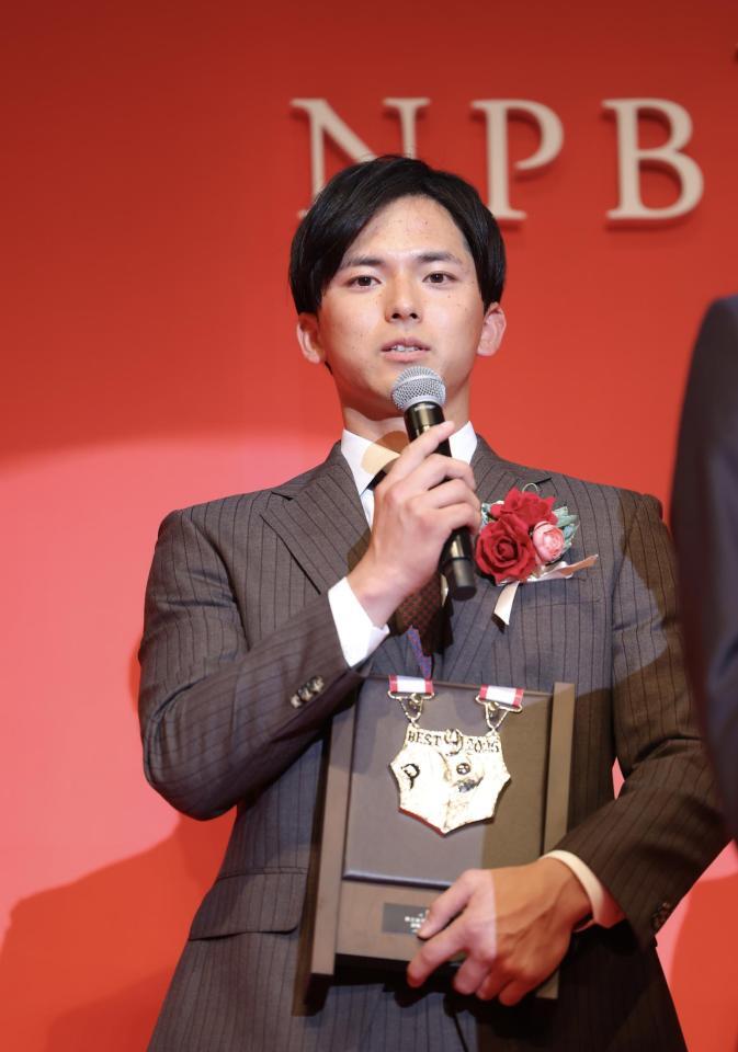 　パ・リーグベストナイン賞であいさつする宗山塁（代表撮影）