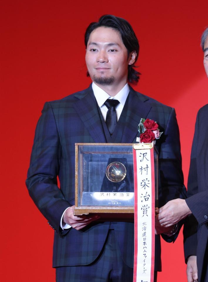 　沢村栄治賞を受賞した伊藤（撮影・西岡正）