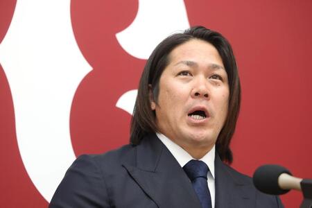 　契約更改を終え、会見する甲斐（撮影・石井剣太郎）