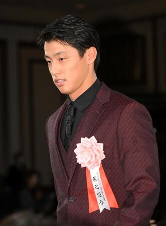 【写真】ド派手宣言していた楽天・辰己　まさかのシックなワインレッドスーツ