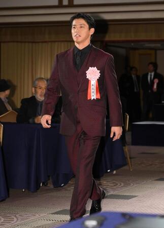 【写真】楽天・辰己の今年のテーマは“奇跡”　シックな装いに「辰己が普通で来ることは奇跡」