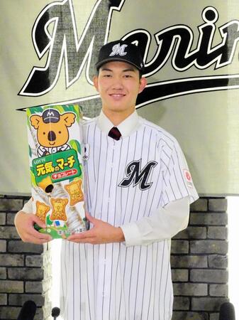 　ドラフト１位・石垣が仮契約。特大の“コアラのマーチ”ならぬ“元気のマーチ”を手に笑顔