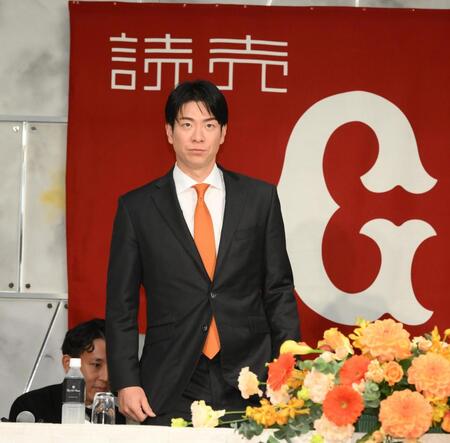 入団会見に臨む巨人・松本剛＝都内のホテル（撮影・堀内翔）