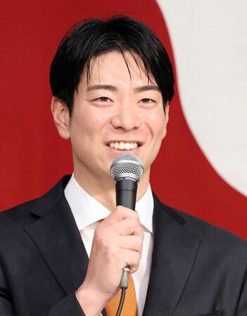 　巨人入団の記者会見をする松本