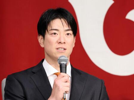 　巨人入団の記者会見をする松本