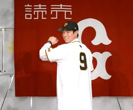 　背番号「９」を披露する松本（撮影・堀内翔）